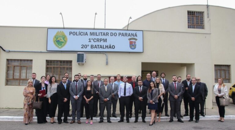 Após exposição de advogado e violação de prerrogativas, OAB Paraná cumpre desagravo no 20º Batalhão da Polícia Militar